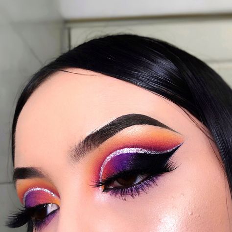 Double cut crease inspired by @makeupbyalinna 🧡💜🖤 Products use Maquillaje Cut Crease, Crease Eye Makeup, Iridescent Eyeshadow, Gold Cut Crease, Powder Eyeliner, Cut Crease Eye Makeup, Prom Makeup Tutorial, Cut Crease Tutorial, Green Liquid