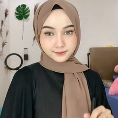 nabil🌸 (@nabilahcil) • Foto dan video Instagram Bella Square Hijab, Bella Square, Square Hijab, Simple Hijab, Stylish Hijab, Hijab Style Casual, Casual Hijab Outfit, Hijab Fashion Inspiration