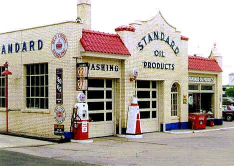 Back when they pumped your gas, clean your windsheld, and checked your oil. Now that was service. Old Gas Pumps, Vintage Gas Pumps, Pompe A Essence, Gas Service, Station Service, Building Images, Standard Oil, Old Garage, Old Gas Stations