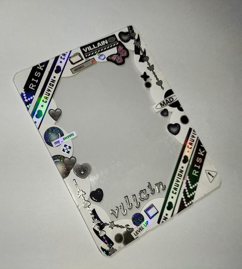 A toploader that is decorated with a cyber black and white theme Top Loader Deco Kpop, Toploader Deco Ideas, Decorated Toploader, Top Decor Ideas, Pc Decoration, Photo Cards Diy, Toploader Deco, Korean Stickers, Frame Card