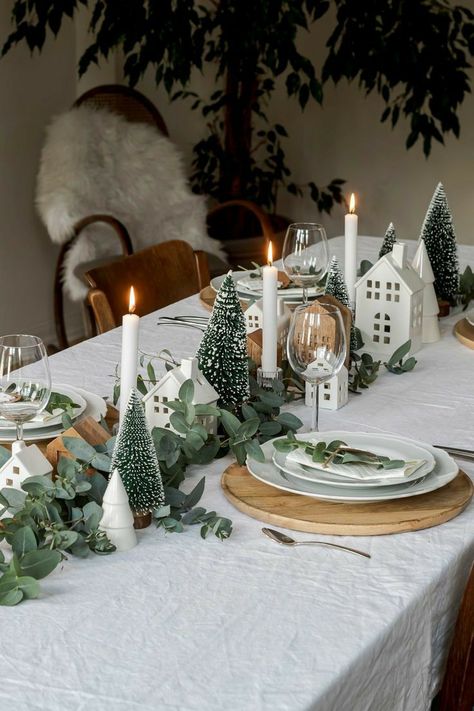 Decoration Christmas Table, Christmas Table Cricut, Christmas Table Decorations Simple, Christmas Table Settings Ideas Simple, Simple Christmas Table Decor, Simple Christmas Table Settings, Table Christmas Decorations, Simple Christmas Table, Christmas Decorations Table