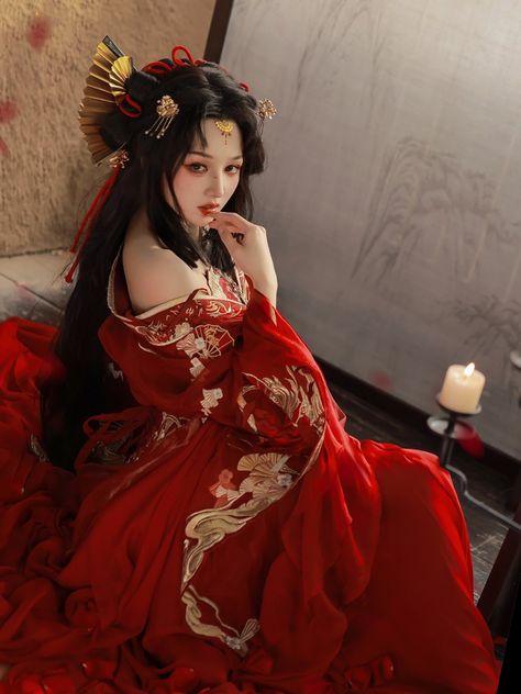 Asian Photoshoot Aesthetic, Concubine Aesthetic, Chinese Concubine, Chinese Vogue, Ancient Korean Art, Japanese Princess, Dress China, Traditional Asian Dress, Long White Hair