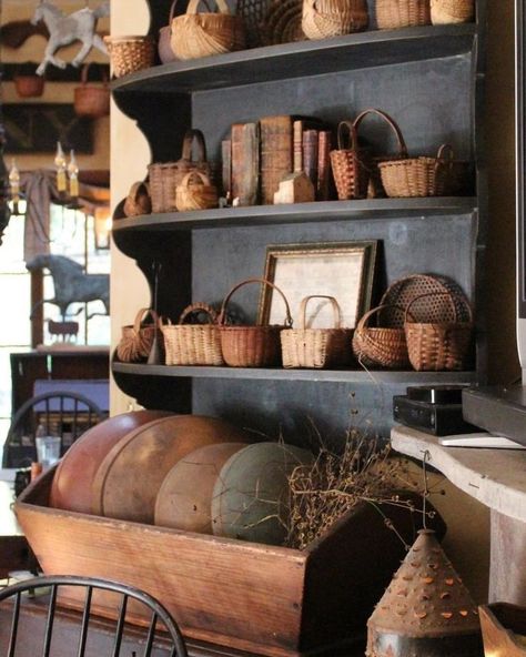 Pretty in Prim #countryliving #Primitive #Americana #HomeSweetHome ❤️ photo source Found on Pinterest Antique Primitive Decorating, Primitive Furniture Farmhouse Style, Primative Decor Country, Primitive Kitchen Ideas, Primitive Shelves, Colonial Decorating, Primitive Dining Rooms, Primitive Cupboards, Primitive Living Room