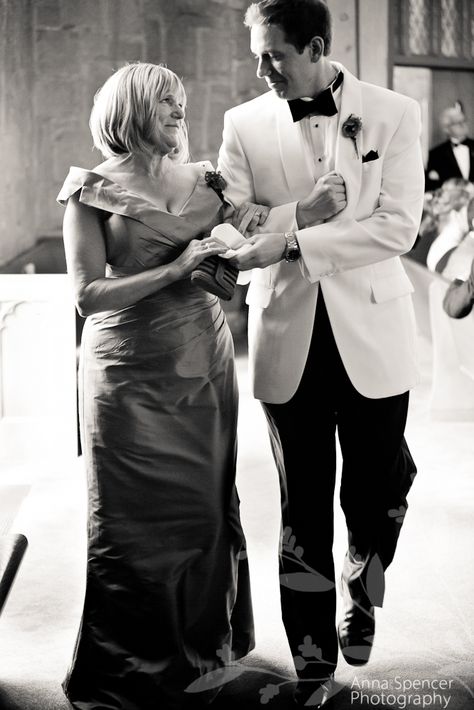 The groom walking his mother down the aisle Mother Of The Groom Walking Down Aisle, Mother Of Groom Pictures, Mother Of Groom Photos, Mother Of Bride Photo Ideas, Parents Wedding Photos, Mother Of The Groom Pictures, Mom And Groom Pictures, Groom Family Pictures, Mother Groom Photos