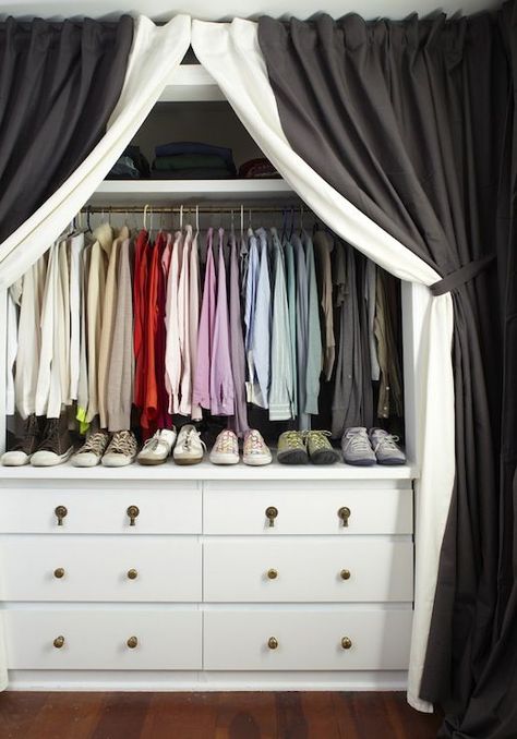 Meredith McBride Kipp: Gorgeous walk-in closet with black and white layered curtains hiding white cabinets ... Ideas Para Organizar Ropa, Shallow Closet, Ideas Armario, Contemporary Closet, Dresser In Closet, Closet Curtains, No Closet Solutions, Layered Curtains, Open Closet