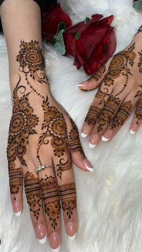 Stylish Mehndi Designs For Front Hand, Nikkah Mehndi, Mhndi Design, Indian Henna Designs, Henna Designs Wrist, Pretty Henna, Finger Henna Designs, Henna Ideas, Henna Tattoo Designs Hand