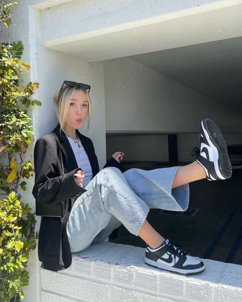 Women Outfits With Panda Dunks, Womens Panda Dunks, Nike Dunk Low Black White Outfit Woman, Black White Dunks Outfit Women, Panda Dunks Work Outfit, Nike Panda Dunks Outfit Women, Nike Black Dunks Outfit, Nike Dunk Black White Outfit, Panda Sneakers Outfit Women