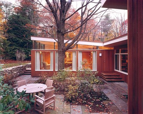 Lexington Residence by Hickox Williams Architects Midcentury House, Courtyard Design, Property Design, Wood Stone, Mid Century Modern House, New Home Designs, House Goals, Modern Exterior, Mid Century House