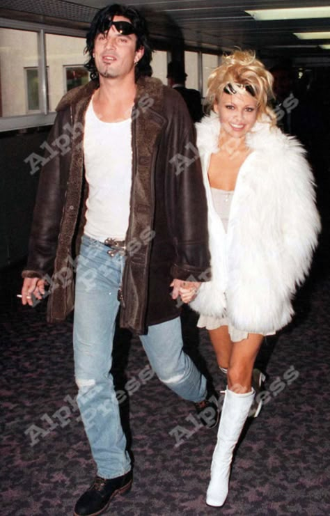 tommy lee & pamela anderson Tommy Lee Wedding, Pam Anderson Tommy Lee, Pamela Anderson And Tommy Lee, Pamela Andersen, Pam And Tommy, Breaking In, Outfit 90s, Nikki Sixx, Tommy Lee