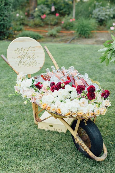 Drinks At A Wedding, Floral Ice Bucket, Wedding Cheers, Floral Ice, Beer Wedding, Unique Wedding Ideas, Boda Mexicana, Spring Wedding Inspiration, Drink Station