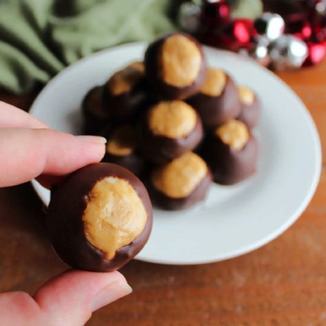 Buckeye Recipe Easy, Chocolate Buckeyes, Buckeye Candy, Buckeyes Candy, Buckeye Balls, Peanut Butter Buckeyes, Buckeyes Recipe, Candy Recipe, Soft Sugar