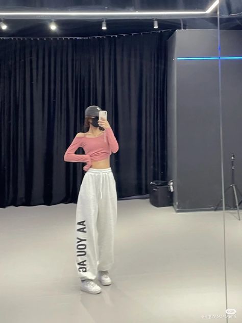 Kpop Idol Training Outfit, Cute Dance Practice Outfits, Dance Studio Outfit, Kpop Dance Outfits Ideas, Outfit For Dance Practice, Idol Dance Practice Outfits, Hip Hop Dance Outfits Women, K Pop Dance Practice Outfits, Dance Practice Outfits Aesthetic