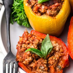 Whole30 Stuffed Peppers - The Clean Eating Couple Whole 30 Stuffed Peppers, Whole30 Crockpot Recipes, Macros Meals, Wildfit Recipes, Paleo Stuffed Peppers, Whole 30 Crockpot Recipes, The Clean Eating Couple, Clean Eating Couple, Crockpot Stuffed Peppers