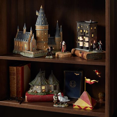 Gorgeous and magical, right?! Harry Potter Christmas Village, Harry Potter Village, Harry Potter Office, Harry Potter Display, Hp Christmas, Hogwarts Great Hall, Christmas Village Display Ideas, The Golden Snitch, Harry Potter Christmas Decorations