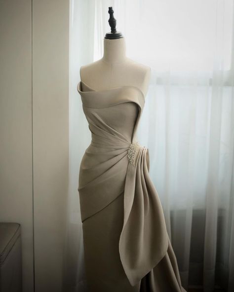 Beige Evening Dress, Hian Tjen, Drapery Dress, 20s Fashion Dresses, Draping Fashion, 20s Fashion, Iconic Dresses, Beige Dresses, Couture Gowns