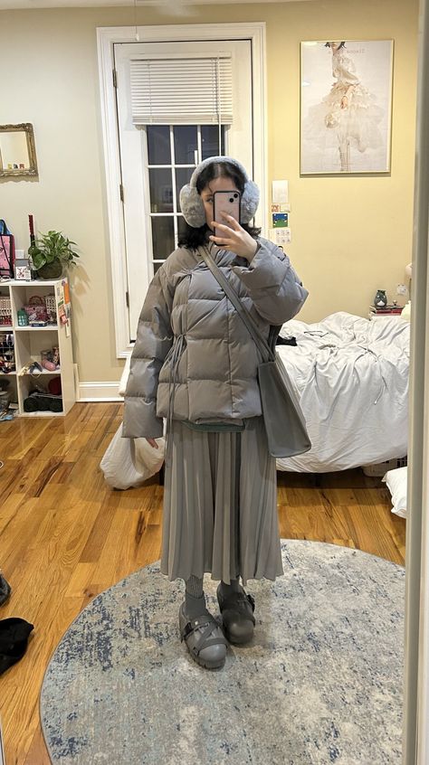 Gray Puffer Jacket Outfit, Pleated Skirt Winter Outfit, Grey Pleated Skirt Outfit, Grey Maxi Skirt Outfit, Long Puffer Jacket Outfit, Pleated Maxi Skirt Outfit, Pleated Skirt Winter, Winter Maxi Skirt Outfit, Gray Skirt Outfit