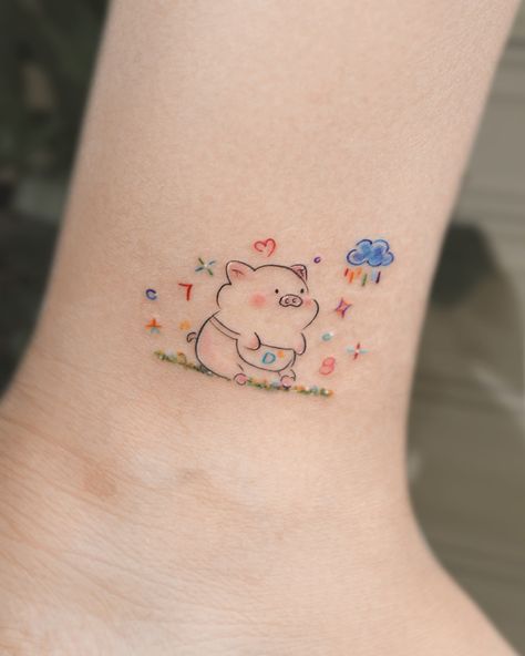 Bé ỉn 🐷🌻✨🥰 𝓉𝓊𝓃𝒶𝒶, 𝓌𝒾𝓉𝒽 𝓁ℴ𝓋ℯℯ~ #tunaatattoo #tattoo #tattoo2me #tattoostyle #tattoodesign #tattooideas #tattooidea #tattoogirl #girltattoo #minitattoo #colortattoo #minitattoo #tattooartist #tattooart #tattooist #tattooer #tattooing #tunaaink #vietnam #ribbon #ribbontattoo #bow #bowtie #bowtattoo #pink #pigtattoo #pig Cute Pig Tattoo Ideas, Cute Pig Tattoo, Pig Tattoo Ideas, Pig Tattoos, Drum Tattoo, Pig Tattoo, Hip Tattoos, Small Pigs, Ribbon Tattoos