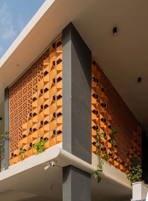 Red Brick Courtyard, Terracotta Brick House Exterior, Terracotta Jali Elevation, Terracota Jali Elevation, Terracota Bricks, Teracota Interior Wall, Terracotta Jali Design, Terracotta Jali, Jali Wall