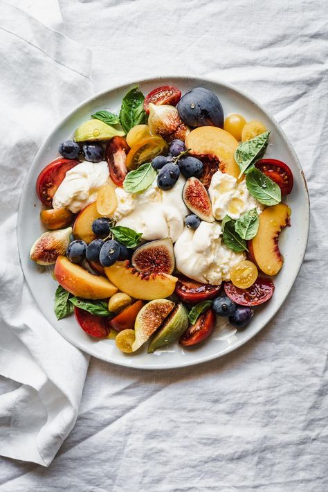 Late Summer Fruit Salad, French Summer Food, Late Summer Meals, Peaches Salad, Summer Harvest Salad, Summer Salad Ideas, Salad Gourmet, Tomatoes Burrata, Summer Feast