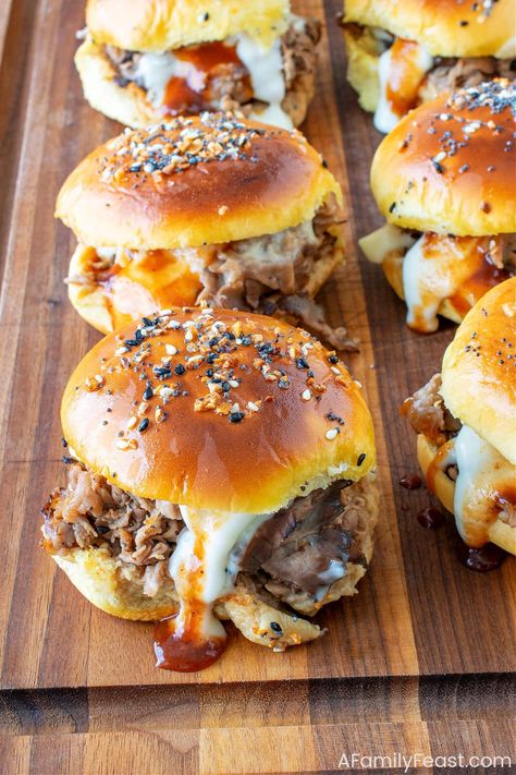 Roast Beef & Cheddar Sliders - A Family Feast Roast Beef And Cheddar, Slider Rolls, Sandwhich Recipes, Slider Sandwiches, Sliced Roast Beef, Everything Bagel Seasoning, Cheddar Cheese Sauce, Beef Sliders, Bagel Seasoning