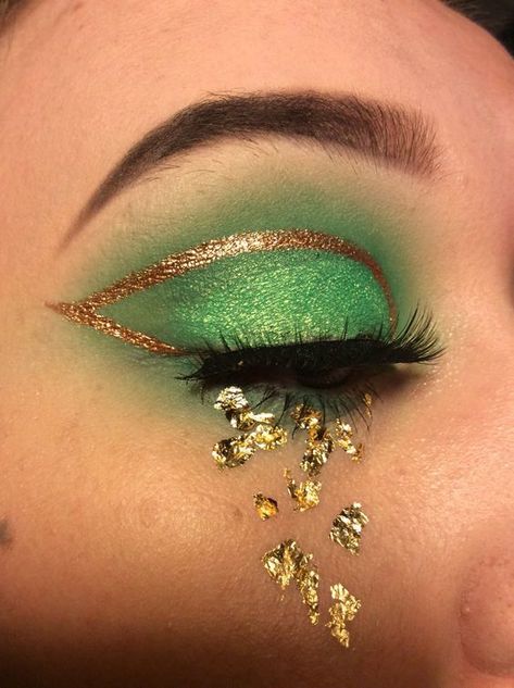 St. Patrick's Day makeup green and gold crying effect #beauty #makeup #St. Patrick's Day makeup #trendypins Day Eyeshadow Looks, St Patrick's Day Makeup, Saint Patricks Day Makeup, Eye Makeup Glitter, Day Eye Makeup, Make Up Designs, Natural Eye Makeup Tutorial, Day Makeup Looks, Cute Eyeshadow Looks