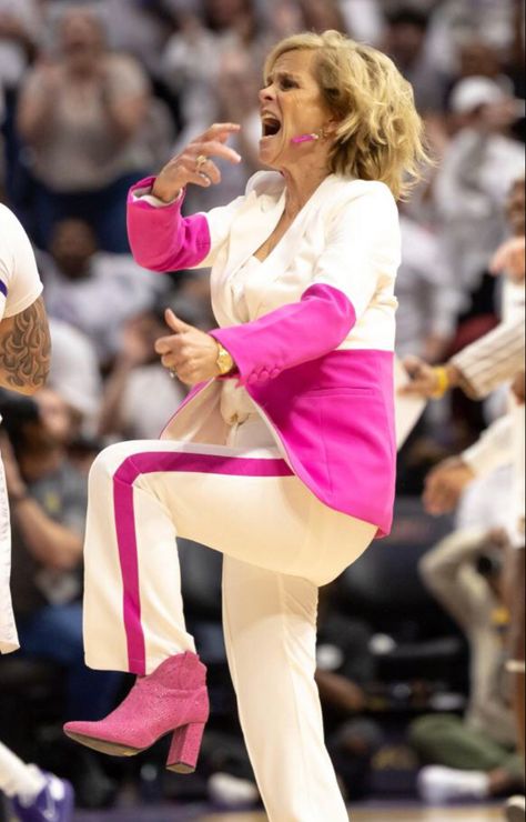 Female Coach Aesthetic, Kim Mulkey Outfits, Coaching Outfits, Kim Mulkey, Lsu Basketball, Female Basketball, Los Angeles Lakers Logo, Style Themes, Coach Outfits