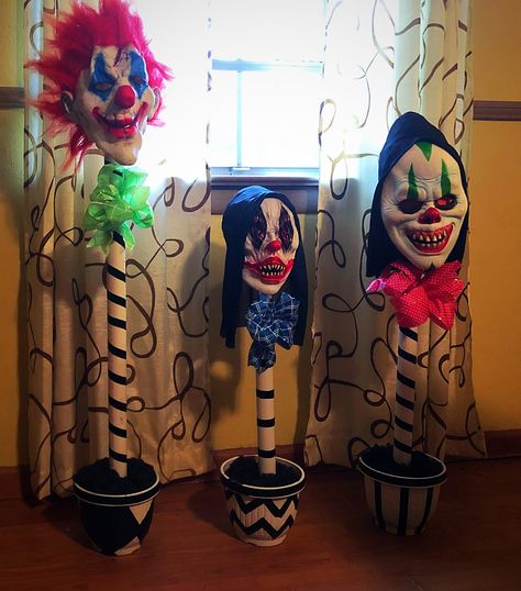 Creepy Carnival Party Ideas, Halloween Carnival Theme Party, Halloween Clowns Decorations, Creepy Carnival Halloween, Halloween Carnevil, Halloween Haunted Carnival, Halloween Circus Theme Party, Diy Haunted Carnival, Diy Halloween Clown Decorations