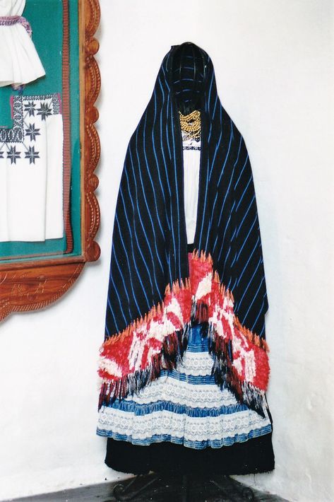 Handmade aprons, skirt, blouse & rebozo.  The traditional striped designed Robozo.  A gathered or pleated apron, trimmed with white lace.  Long Falda (Skirt) of dark material.  The Bulsa (Blouse) with cross stitch at the upper neck area.  A complete Indigenous  style distinctive to the Purepecha People. Indigenous Style, Mexico History, Brown Pride, Handmade Aprons, Mexico Culture, Skirt Blouse, Aztec Art, Dark Material, Ethnic Outfits