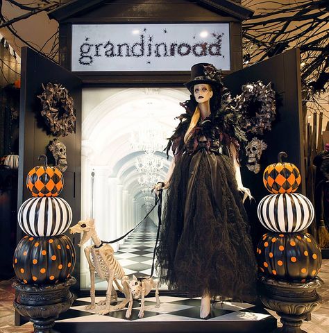 Halloween comes to life at Macy's Herald Square. Don't miss the Grandin Road Halloween Concept shop... or else. Halloween Store Windows, Halloween Store Display, Grandin Road Halloween, Halloween Window Display, Autumn Window Display, Window Display Retail, Spooky Home, Spooky Home Decor, Store Window Displays