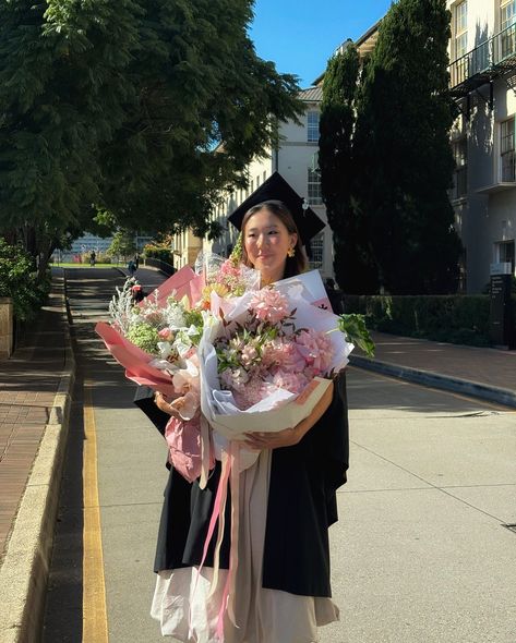 part II of amy graduates is here!! me with some dear munchkins who were able to take time off to come be with me 🌼🌺🌸 Graduation Vibes, Seniors 2025, Graduation Photo Ideas, Graduation Pose, Graduation Look, Graduation Bouquet, Girl Graduation, Grad Photography, College Graduation Cap Decoration