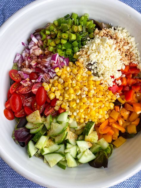 Salad That Goes With Chili, Salad To Go With Chili, Southwest Salad Recipes, House Salad Recipe, Chili Sides, Salad With Chili, Southwest Salad Recipe, Southwest Food, Simple Chili