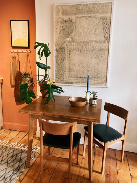 Small Tall Dining Table, Apartment Kitchen Dining Room, Small Flats Ideas, Small Apartment Interior Design Ideas, Small Wood Dining Table, Small Flat Kitchen, Small Kitchen Seating, Eclectic Kitchen Table, Small Apartment Vintage