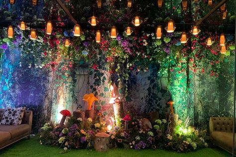 Enchanted Flower Garden, Enchanted Halloween Decor, Dark Enchanted Forest Wedding, Dark Fairy Party, Enchanted Forest Prom Theme, Fairy Grotto, Birthdays Themes, Enchanted Forest Theme Party, Forest Themes