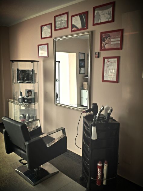 Diy Barber Station, Home Barber Station, Diy Barber Station At Home, At Home Barber Station, Diy Salon Ideas, Barracks Room, Hair Organization, Barber Station, Parlor Decor