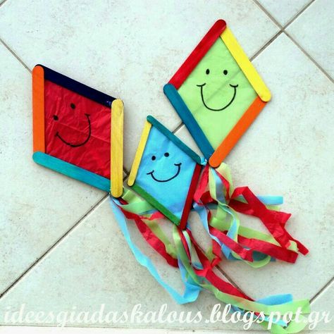 Kites Craft, Carnival Crafts, School Kids Crafts, Spring Crafts For Kids, Hand Crafts For Kids, Daycare Crafts, Camping Crafts, Kites, Preschool Art