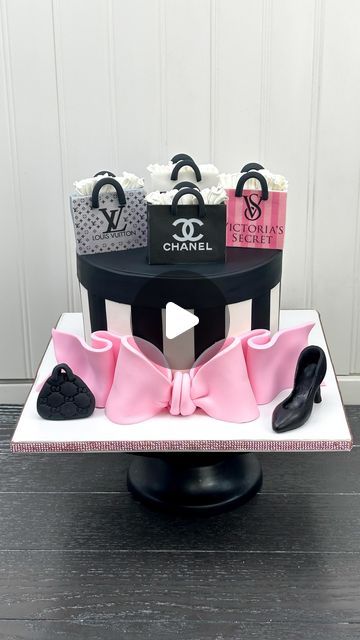 Shopping Theme Cake, Chanel Cake, Trendy Bows, Fancy Cakes, Nyc Fashion, Cake Art, Carolina Herrera, Custom Cakes, Themed Cakes