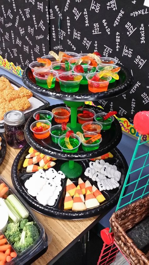 Halloween Party Simple Decorations, Halloween Food Station, Class Halloween Party Food, Halloween Birthday Party Dessert Table, Halloween Slumber Party Ideas For Adults, Halloween Party Inspo Food, Halloween Sandwiches Ideas, Halloween Food For A Crowd, Halloween Nacho Bar