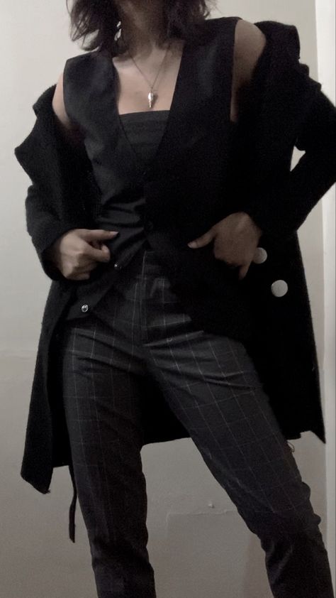 Crowley Outfits Good Omens, Dark Academia Vampire Outfit, Crowley Aesthetic Outfit, Crowley Clothes, Crowley Outfit Ideas, Crowley Inspired Outfit, Crowley Outfit, Vampire Clothing Aesthetic, Gothic Suits