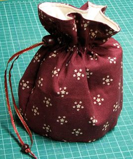 Mad Quilter: Mug Bag tutorial Sew Accessories, Mug Bag, Drawstring Bag Tutorials, Sewing Crochet, Sewing Machine Feet, Sewing Purses, Finger Tips, Bag Tutorial, Small Sewing Projects