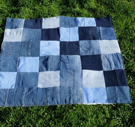 Turn your old denim into a waterproof picnic blanket Picnic Blanket Diy, Curtain Lining, Diy Old Jeans, Denim Blanket, Denim Quilts, Diy Shower Curtain, Waterproof Picnic Blanket, Picnic Quilt, Sewing Machine Thread