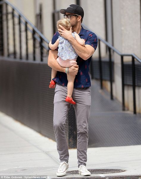 Ryan Reynolds Daughter, Ryan Reynolds Kids, Blake And Ryan, Ryan Reynolds, One Year Old, Blake Lively, Blue Top, Pink Shorts