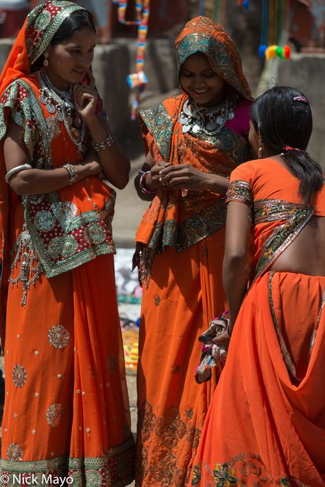 Bakhatgarh, Madhya Pradesh, India (2016) Three Bhil girls in orange wearing traditional head scarves and necklaces by Nick Mayo Madhya Pradesh Traditional Dress, Amazing India, Indian People, India Culture, Indian Village, Head Scarves, India People, Madhya Pradesh, Indian Movies