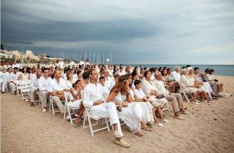 All guests in white - beach wedding Wedding Guest Etiquette, Wedding Party Dress Guest, Casual Beach Wedding Dress, Beach Wedding White, Wedding Guest Attire, Beach Wedding Attire, Secret Wedding, Beach Wedding Guests, White Chairs