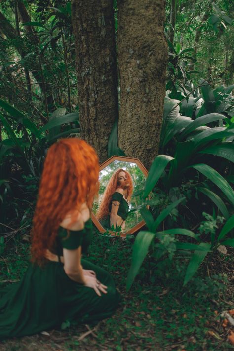 Outdoor Fairy Photoshoot Ideas, Fairy Woods Photoshoot, Fae Photoshoot Ideas, Enchanted Forest Photography, Fairy Portrait Photography, Forest Photo Shoot Ideas, Forest Fairy Photoshoot Ideas, Forest Queen Aesthetic, Mushroom Fairy Photoshoot