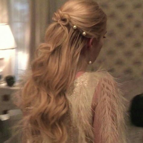 Chanel Oberlin: "Haunted House" (Scream Queens). Scream Queens Fashion, Chanel Oberlin, Queen Aesthetic, Queen Outfit, Peinados Fáciles Para Cabello Corto, Scream Queens, Emma Roberts, Fashion Hair Accessories, Halle