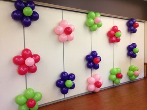 balloon flower wall birthday party for kids #colour#fun# +++ Decoracion de pared con globos formando flores #fiesta de cumpleaños de niños #color# Balloon Wall Decorations, Simple Balloon Decoration, Homemade Fashion, Art Balloon, Dresses Art, Deco Ballon, Balloon Crafts, Office Birthday, Birthday Balloon Decorations