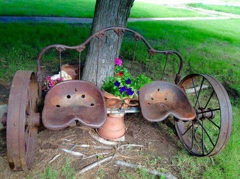 Cool bench idea - maybe without the headboard? Metal Headboards, Garden Diy Decoration Ideas, Iron Headboard, Koti Diy, Tractor Seats, Backyard Seating, Metal Headboard, Metal Yard Art, Deco Retro