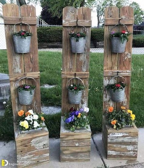 Fence Post Crafts, Picket Fence Crafts, Garden Layouts, Garden Decor Projects, Odd Numbers, Garden Yard Ideas, Wooden Planters, Diy Garden Projects, Rustic Garden Decor