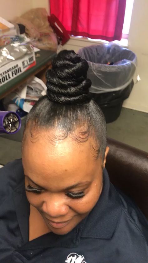 High swirl bun with laid edges Sweep Ponytail Black Women, Swirl Ponytail Barbie, Swirl Bun, Styles Ponytail, Laid Edges, Hair Edges, Up Styles, Hair Wrap, Swirl