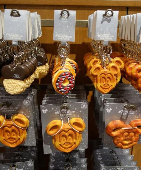 Shanghai Disneyland Souvenirs, Merchandise, Disney Toys Disneyland Souvenirs, Disneyland Merchandise, Disney Mignon, Stuff Toys, Shanghai Disneyland, Disney Keychain, Disney Souvenirs, Disney Traditions, Disney Handbags